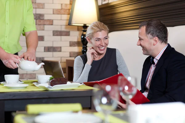 Werken collega's - een man en een vrouw — Stockfoto