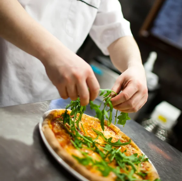 Chef making pizza at kitchen — Stock Photo, Image