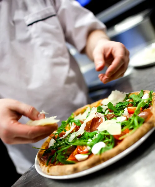 Chef making pizza at kitchen — Stock Photo, Image