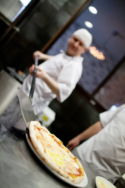 Een pizza in een oven brandende — Stockfoto