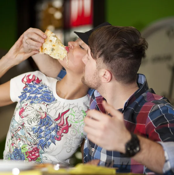 Amigos se divertindo enquanto comem pizza — Fotografia de Stock