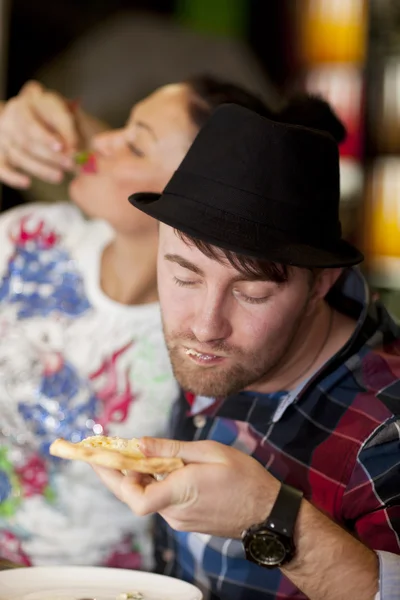 Venner som har det gøy mens de spiser pizza – stockfoto