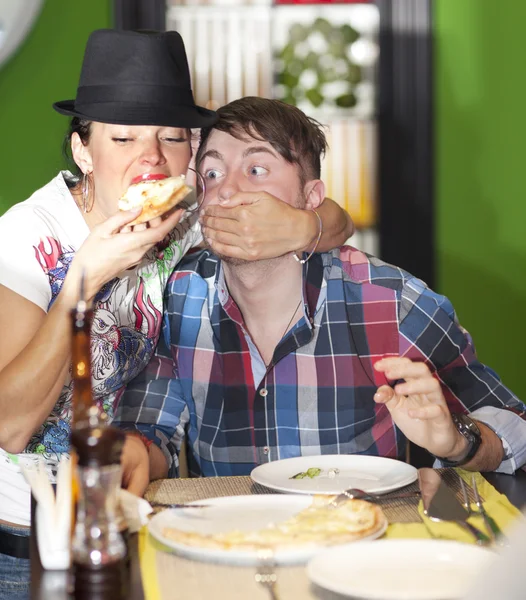 Amigos divirtiéndose mientras comen pizza — Foto de Stock