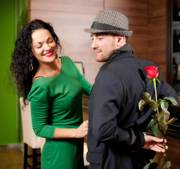 Muž s kytičkou v ruce a fajn holka v kavárně Royalty Free Stock Obrázky