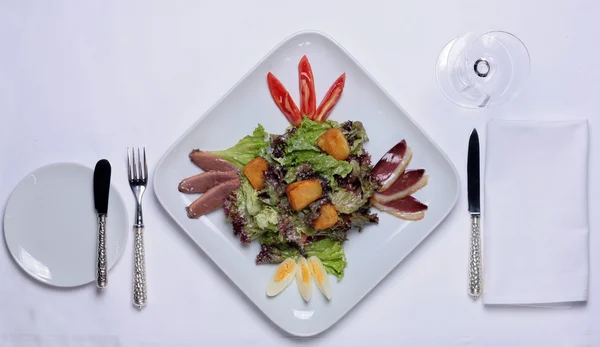 Salada com carne em prato branco — Fotografia de Stock