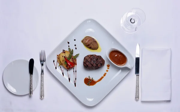 Cena de filetes con vino — Foto de Stock