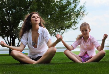 Anne ve kızı birlikte meditasyon