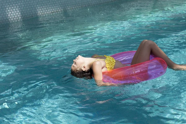 Fille enfant dans l'eau bleue de la piscine — Photo