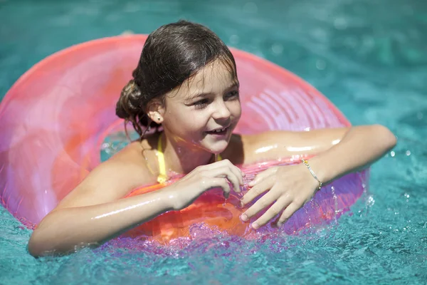 Meisje kind in blauwe water van het zwembad — Stockfoto