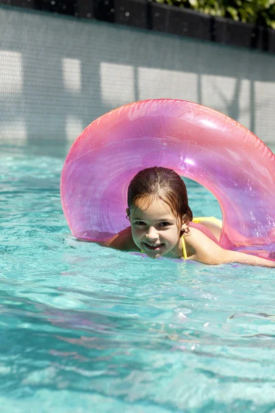 Meisje kind in blauwe water van het zwembad — Stockfoto