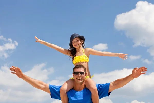 Padre e hija contra el cielo — Foto de Stock