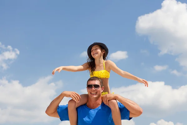 Père et fille contre le ciel — Photo