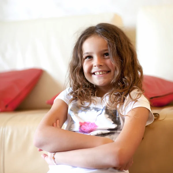 Kleines Mädchen lächelt in die Kamera. — Stockfoto