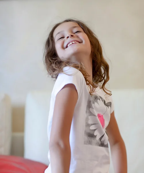 Mały dziewczyna uśmiecha się do kamery. — Zdjęcie stockowe