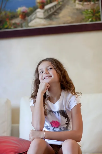Mały dziewczyna uśmiecha się do kamery. — Zdjęcie stockowe