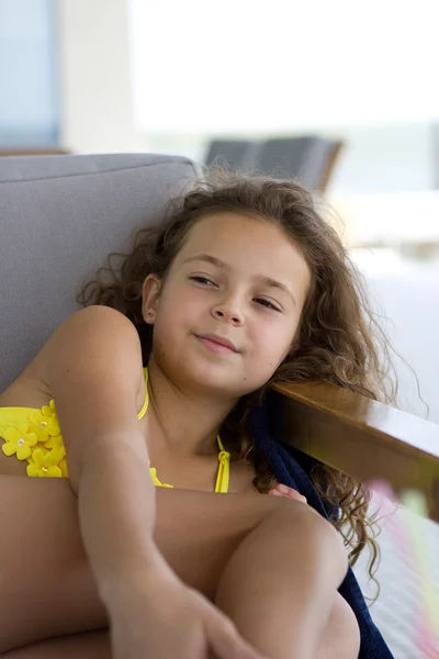 Menina sorri para a câmera . — Fotografia de Stock