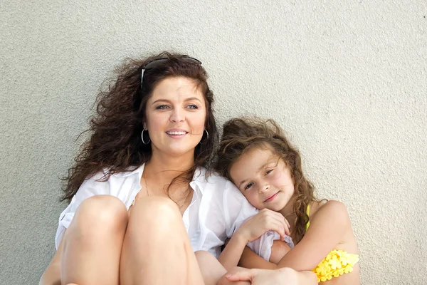 A young mother talks to her daughter — Stock Photo, Image