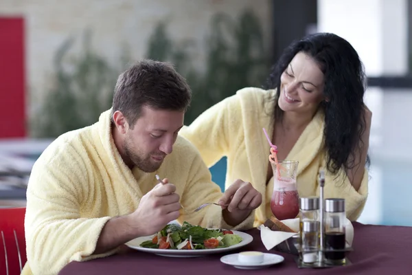 Casal bonito em roupões de banho tomando café da manhã juntos no hotel — Fotografia de Stock