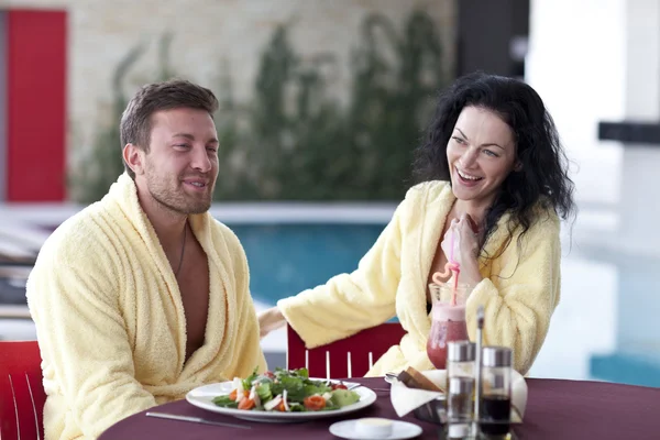 Nettes Paar in Bademänteln beim gemeinsamen Frühstück im Hotel — Stockfoto