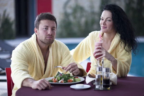 Carina coppia in accappatoi fare colazione insieme in hotel — Foto Stock