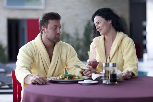 Carina coppia in accappatoi fare colazione insieme in hotel — Foto Stock