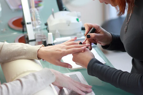 Manicure. Przetwarzanie paznokci przez pilnik do paznokci — Zdjęcie stockowe