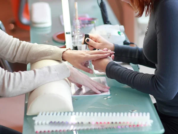 Manicura. Procesamiento de uñas por una lima de uñas —  Fotos de Stock