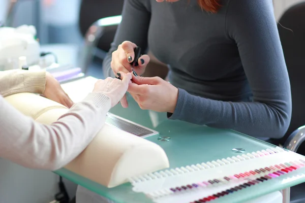 Manicure. Elaborazione di unghie da una lima per unghie — Foto Stock