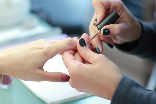 Manicure. Elaborazione di unghie da una lima per unghie — Foto Stock