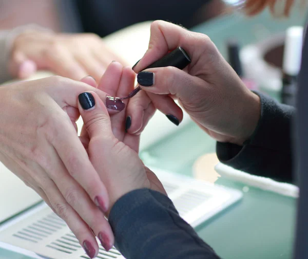 Manicure. Przetwarzanie paznokci przez pilnik do paznokci — Zdjęcie stockowe