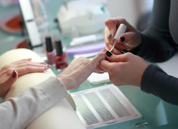 Manicure. Elaborazione di unghie da una lima per unghie — Foto Stock