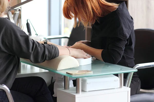 Manicure proces... vrouwelijke handen... — Stockfoto
