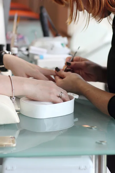 Processo de manicure... Mãos femininas ... — Fotografia de Stock