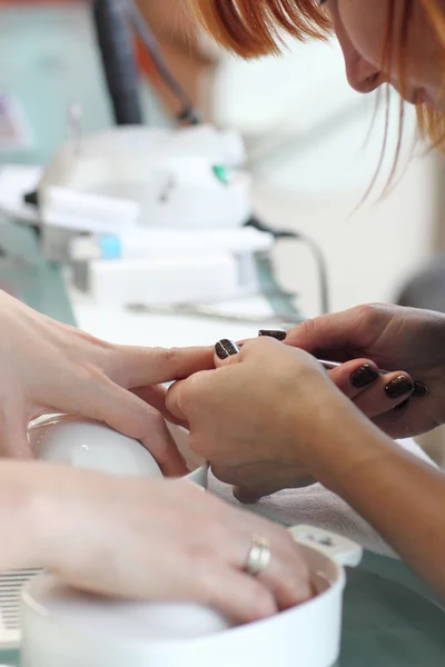 Manicure proces... kobiece ręce... — Zdjęcie stockowe