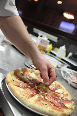 Beyaz üniformalı mutfak Pizza'da yapma Şef baker. Ellerini üstüne odaklanmak