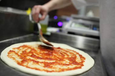 Beyaz üniformalı mutfak Pizza'da yapma Şef baker. Ellerini üstüne odaklanmak