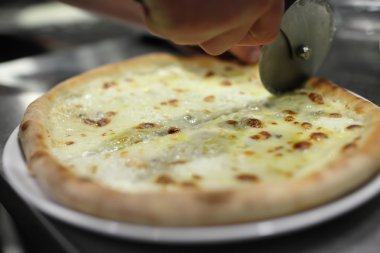 Beyaz üniformalı mutfak Pizza'da yapma Şef baker. Ellerini üstüne odaklanmak
