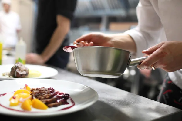 Upptagen kockarna arbetar i restaurangköket — Stockfoto