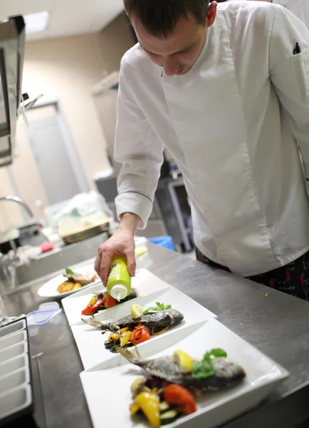 Chefs ocupados en el trabajo en la cocina del restaurante — Foto de Stock