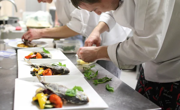 Upptagen kockarna arbetar i restaurangköket — Stockfoto