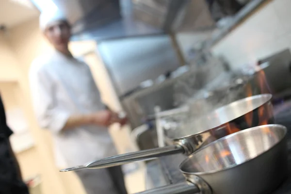 Chef padeiro na cozinha — Fotografia de Stock