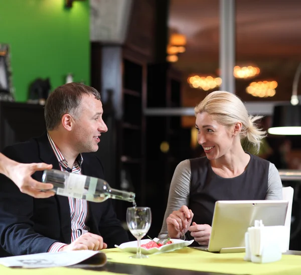 Flertando casal no café usando tablet digital — Fotografia de Stock