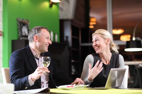Flirty para w kawiarni przy użyciu cyfrowego tabletu — Zdjęcie stockowe