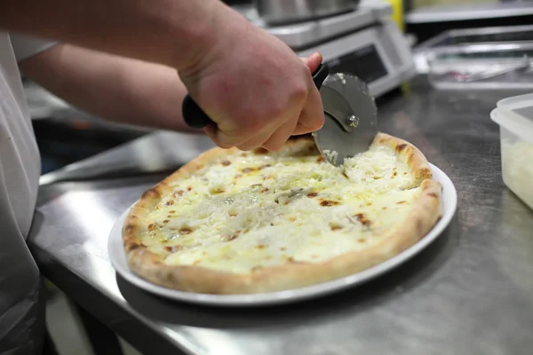 Beyaz üniformalı mutfak Pizza'da yapma Şef baker. Ellerini üstüne odaklanmak Stok Fotoğraf