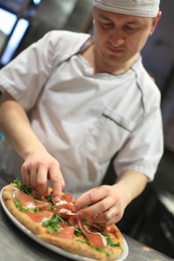 Şef baker mutfak Pizza'da yapma beyaz üniformalı.