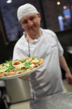 elinde bir pizza ile mutlu çekici cook portresi