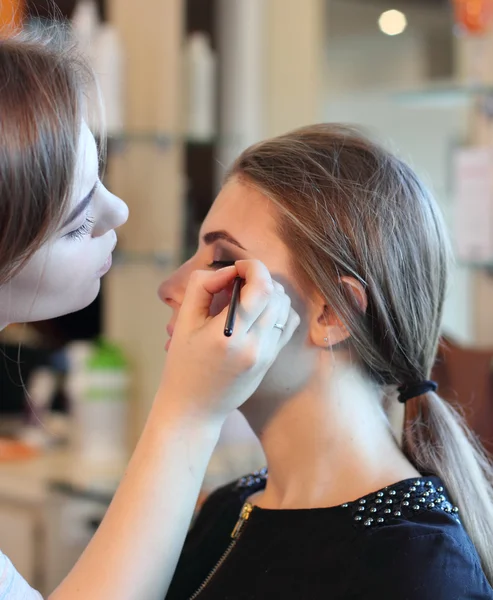 Maquillaje hermosa chica en salón de belleza — Foto de Stock