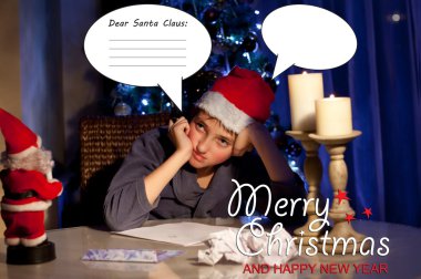 küçük çocuk mektup Santa.Christmas arka plana yazıyor..