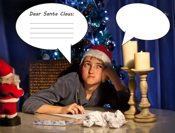 Niño pequeño escribe la carta a Santa.Fondo de Navidad . — Foto de Stock