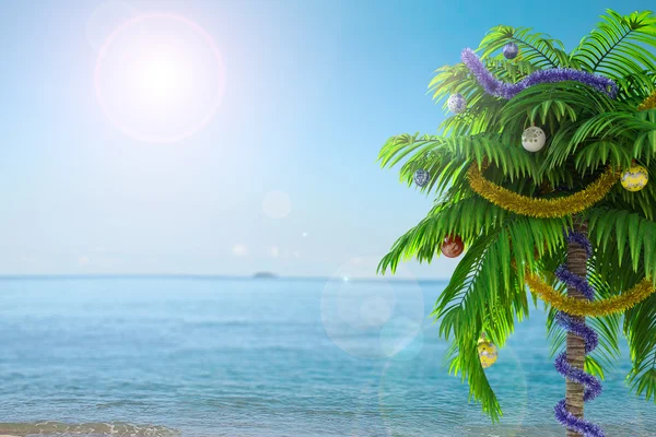 Новогодняя пальма на фоне праздничного оформления — стоковое фото